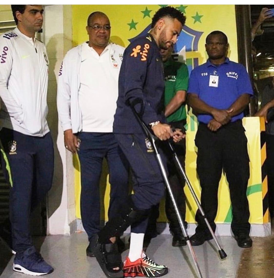 Jogador Neymar, Dr. Felipe Kalil e equipe após a cirurgia.